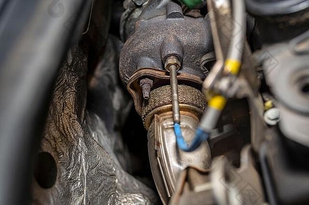 一辆二手车的涡轮增压器带有一个可见的柴油发动机，发动机舱覆盖着铝箔。