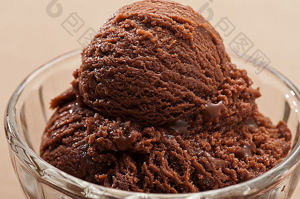 米色背景的巧克力冰淇淋