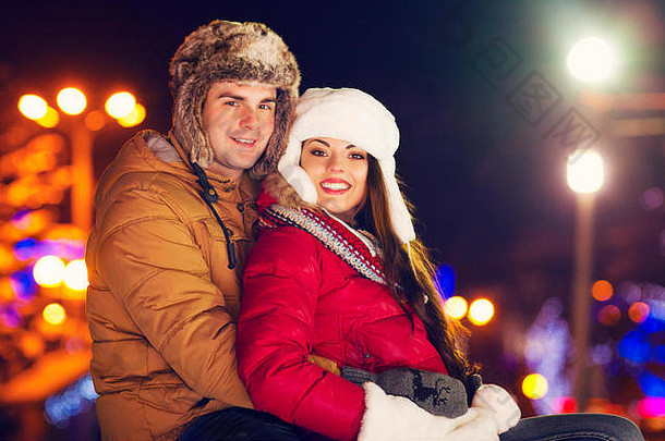 年轻幸福的情侣在户外的<strong>圣诞</strong>夜灯火下相爱