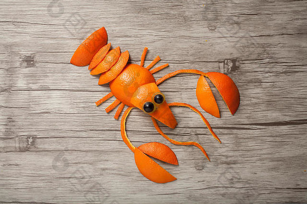 木制背景的橙色小龙虾
