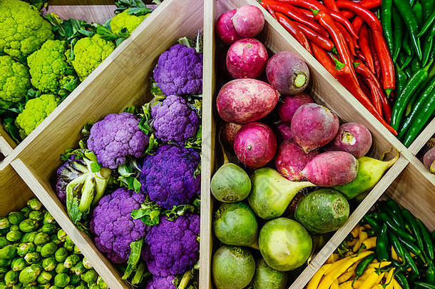 在市场柜台、蔬菜店、农贸市场上俯瞰新鲜蔬菜的品种。有机、健康、素食的饮食理念。Selecti