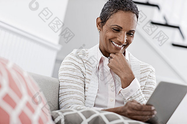 女人坐着数字平板电脑