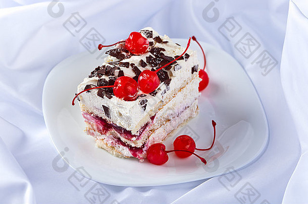 蛋糕，白盘子上有樱桃和巧克力