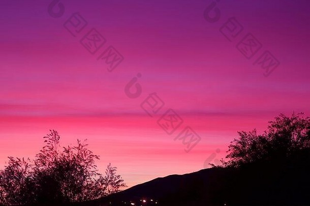 流行艺术风格轮廓山树梦幻紫色的粉红色的天空