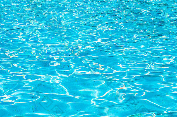 游泳池里亮蓝色的水面荡漾着