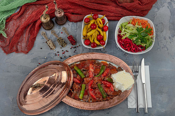 传统的土耳其烤肉串也被称为iskender。木制餐桌背景上的土耳其风格烤肉串食物。