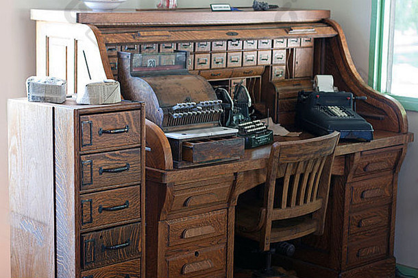 古色古香的带打字机的书桌