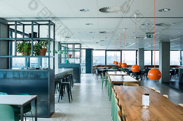 在荷兰阿姆斯特丹高级办公楼的一家明亮通风的现代餐厅内