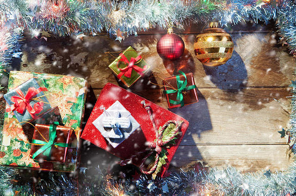 木背上圣诞树玩具和礼物的特写镜头