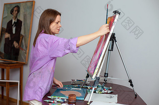 在画室里创作绘画的艺术家