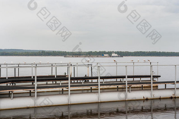 伏尔加河上用于船只和大型驳船系泊的金属平台。