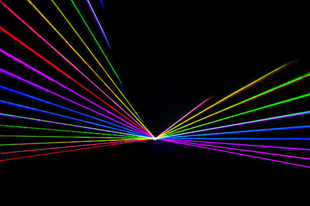 色彩斑斓的激光效果平原黑色的背景