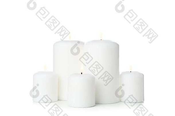 在白色背景上隔离的一组不同的蜡烛