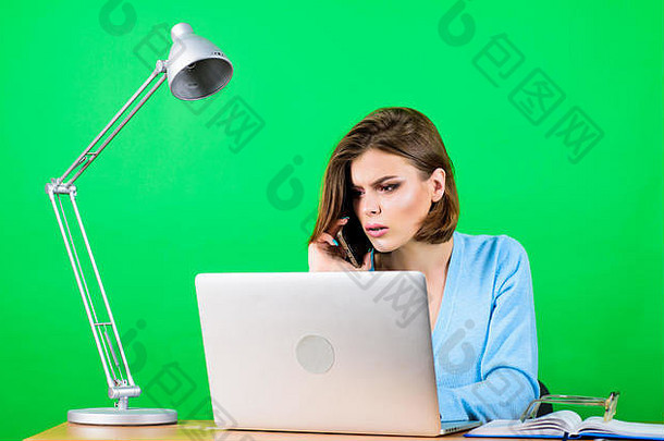 女商人会说话的电话秘书移动电话工作场所女人电脑表格数据信息业务沟通女人工作办公室移动PC好信息