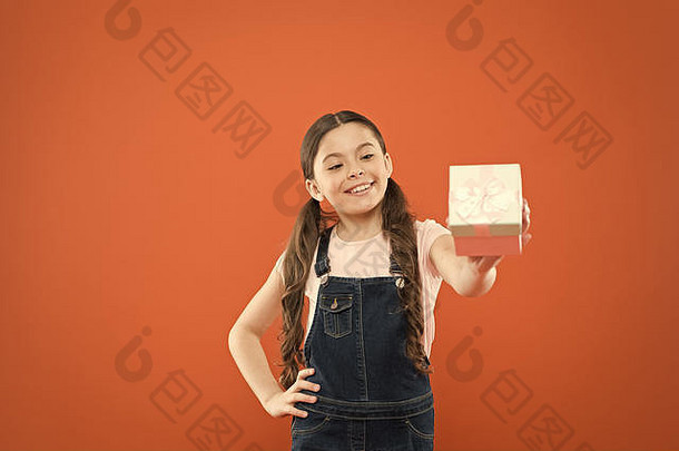 我喜欢送礼物。可爱的小孩赠送橙色背景的礼物盒。可爱的小女孩喜欢送礼物。给予和接受，保持平衡。