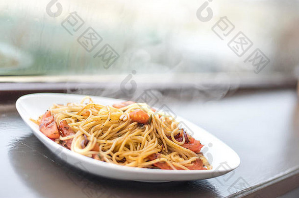 速成晚餐创意-需要15分钟-意大利通心粉配香草、西红柿和黑胡椒，放在白色盘子里