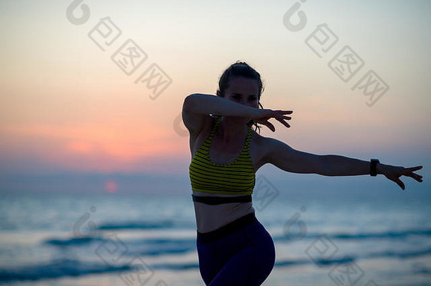 轮廓健身体育女人体育运动衣服海洋海岸晚上武术艺术培训