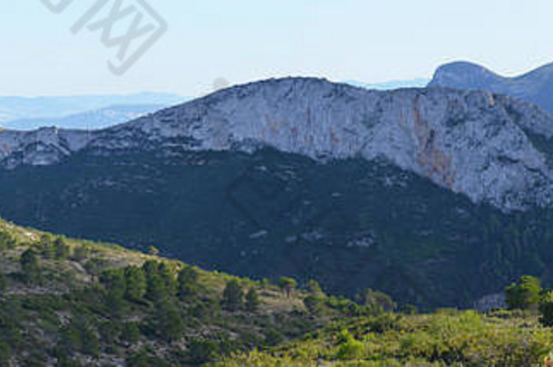 西班牙东部巴伦西亚地区的一个海岸岩溶山体，Mondúver