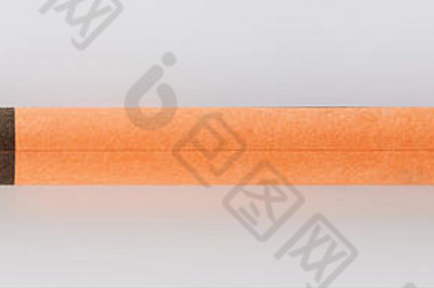 顶视图上方的一支橙色蜡笔在白色背景上隔离