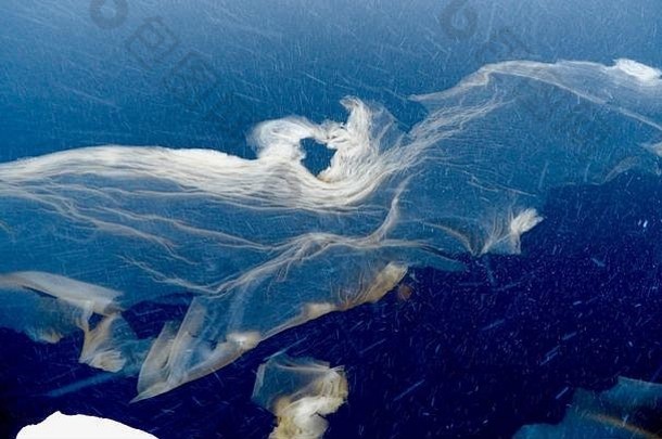 乌鲁约基河冰面上的雪围巾