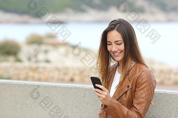 快乐女人聪明的电话海滩复制空间海背景