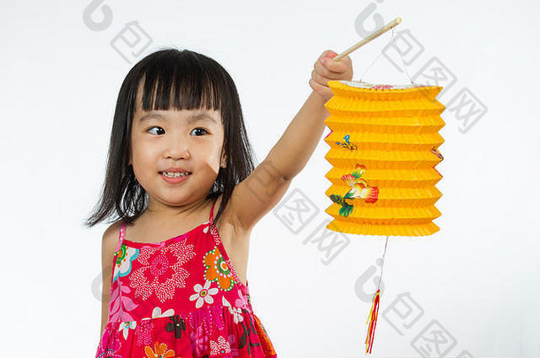 中国的孩子们在纯白的背景下举行<strong>中秋节</strong>（月饼节）。