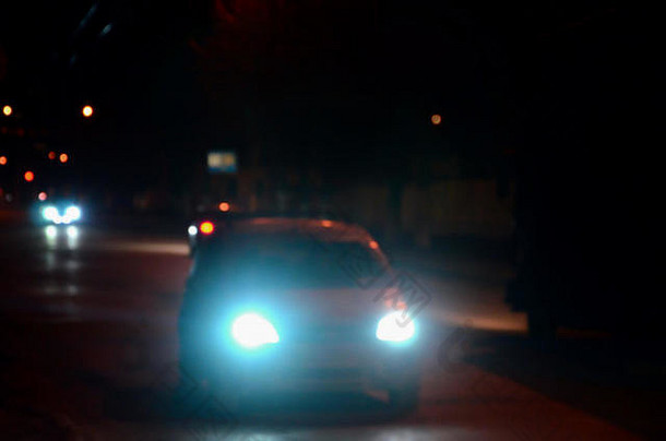 晚上灯大城市模糊晚上大道散景交通灯头灯接近汽车