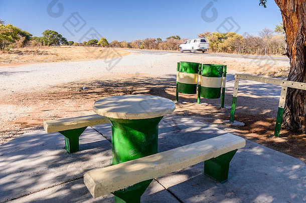 混凝土野餐表格长椅树阴影通常公里道路纳米比亚