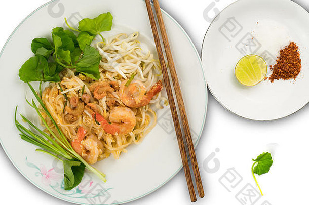 泰国风格搅拌炸大米面条虾蔬菜白色背景