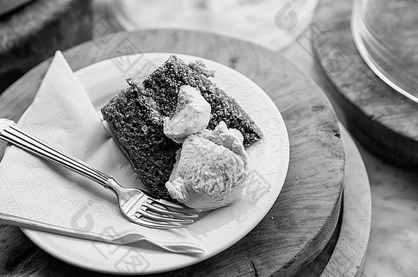 用叉子把蛋糕和冰淇淋放在盘子里
