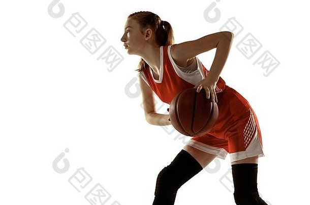 年轻的白人女篮球运动员在运动中，在白色背景下孤立地奔跑。红发好动的女孩。运动、运动、活力和健康生活方式的概念。训练