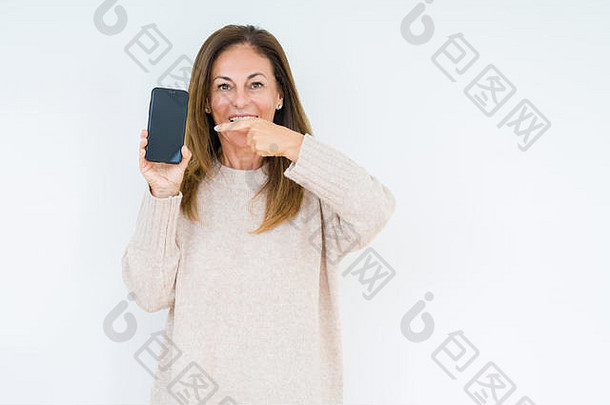 中间年龄女人显示智能手机屏幕孤立的背景快乐指出手手指