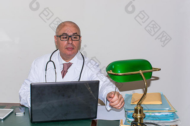 吓医生工作室技术办公室古董桌子上绿色灯阴影绿色