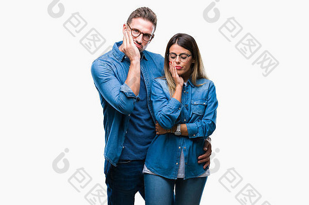 恋爱中的年轻夫妇戴着眼镜，在孤立的背景下思考，双臂交叉，看起来很疲惫，对抑郁症感到厌倦。