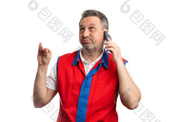 被打扰的大卖场或超市员工在电话上用手做着无聊的手势和表情，与白色隔离