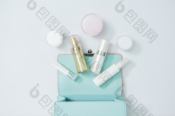 化妆品产品和妇女袋隔离在白色，化妆品产品