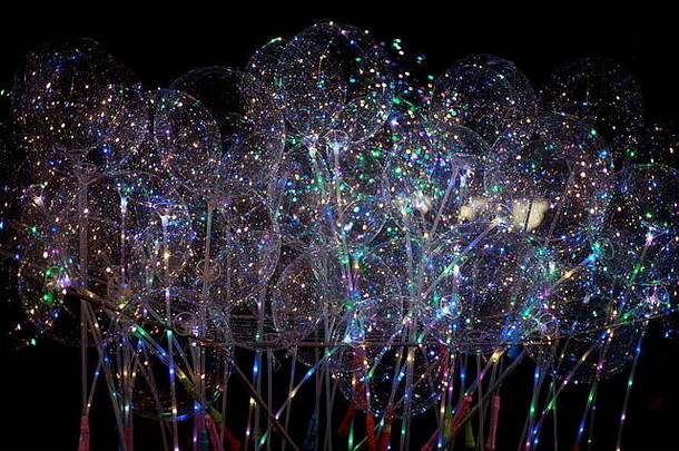 街道上亮晶晶、五颜六色发光的LED<strong>气球</strong>