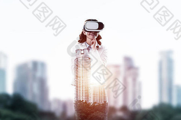 戴面具的女人在城市上空对<strong>抗日</strong>出尝试虚拟现实