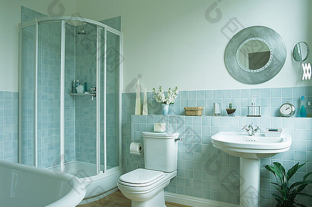 浴室角落带玻璃门的淋浴柜，彩色蓝色墙砖