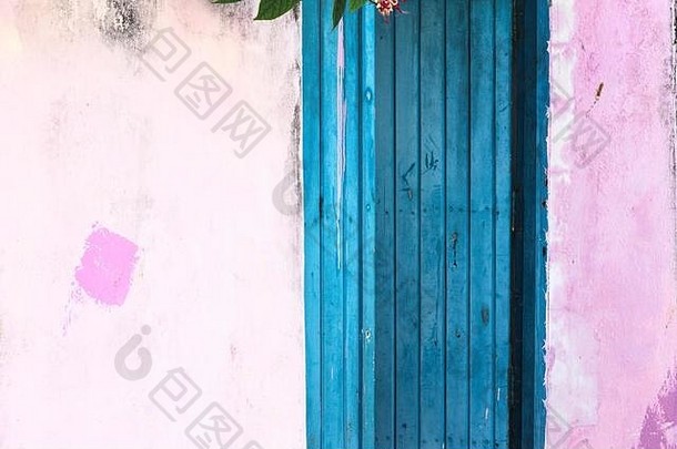 蓝色的木通过粉红色的画墙马尔代夫的房子阿里环礁马尔代夫