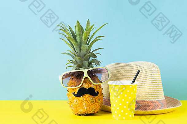 有趣的穿着菠萝<strong>眼镜</strong>黑色的胡子稻草他玻璃喝明亮的黄色的蓝色的背景