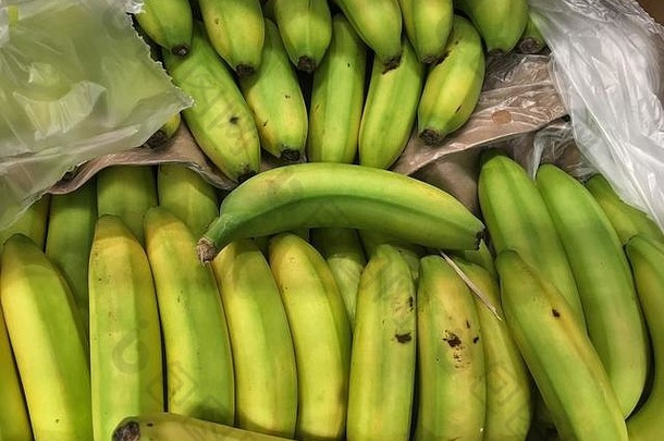 完美的成熟的群<strong>香蕉</strong>堆盒子