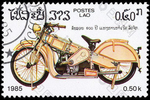 匈牙利布达佩斯——2016年3月18日：老挝印制的摩托车发行100周年纪念邮票上展示了一辆老式摩托车
