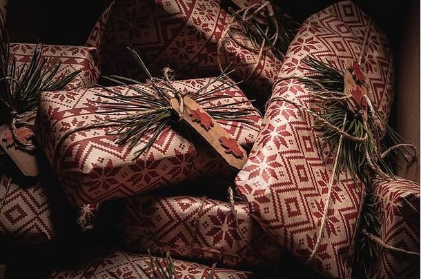 圣诞节礼物堆盒子有创意的手工制作的装饰乡村Diy礼物包装自然古董复古的包装纸