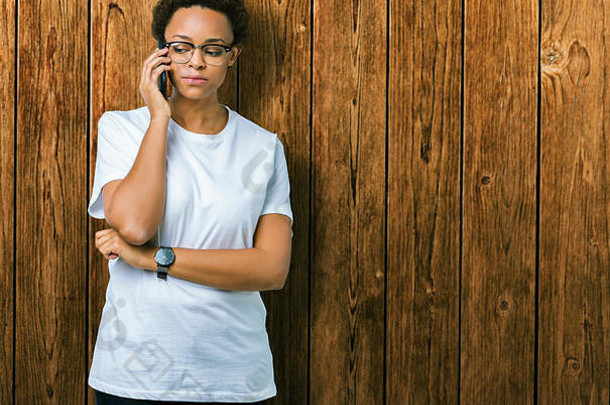 年轻的非洲美国女人会说话的电话孤立的背景自信表达式聪明的脸思考