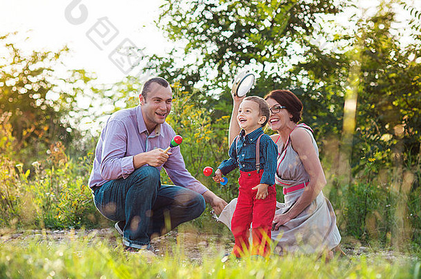 快乐的年轻家庭在户外享受夏日大自然的乐趣