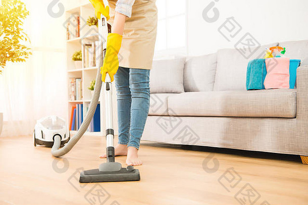 女人用吸尘器清洁<strong>客厅</strong>的地板。家务观念。混血亚裔<strong>中式</strong>。
