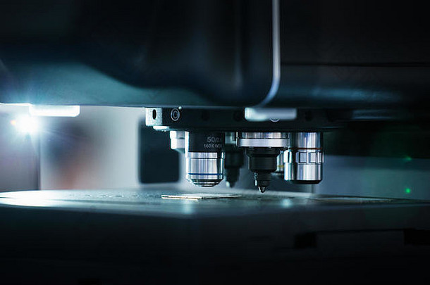 精密测量零件尺寸和<strong>质量</strong>评估的光学机器。智能工厂。