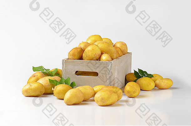 盒子新鲜的土豆白色背景