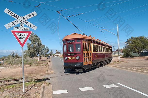 南澳大利亚阿德莱德北部KENSINGTON GARDEN线交叉路口的360有轨电车，